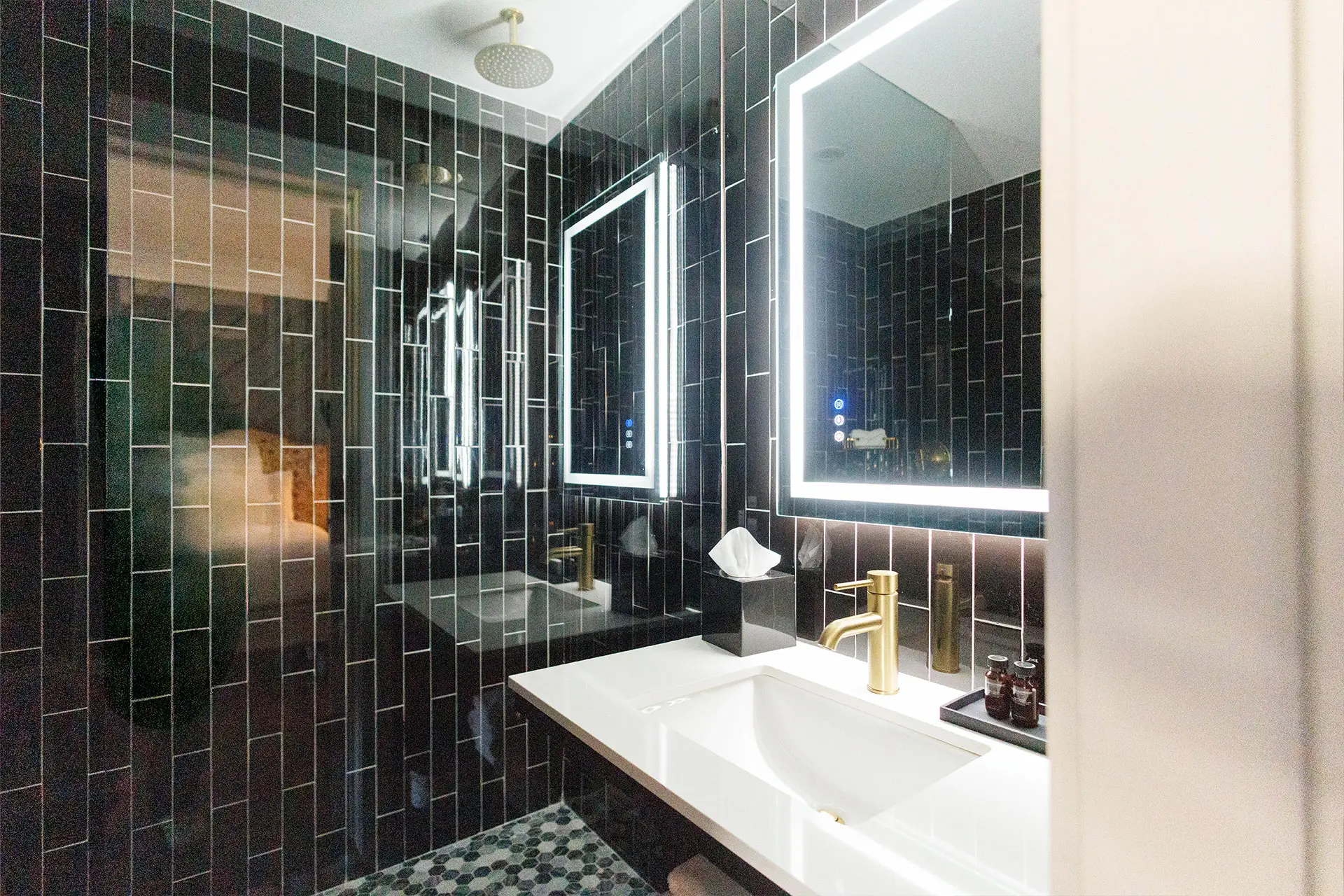 Albion Summit hotel bathroom